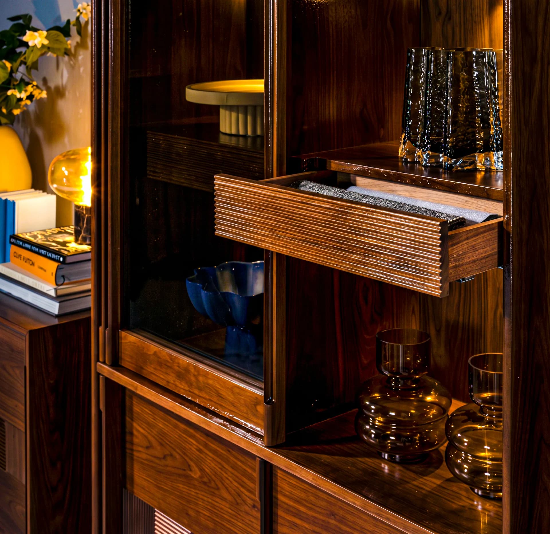 Detail van zorgvuldig afgewerkte houten kasten en schrijnwerk